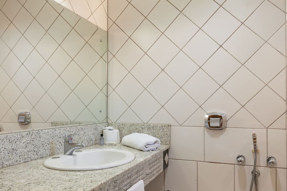 Standard Single Room | Bathroom | Shower, rainfall showerhead, hair dryer, towels