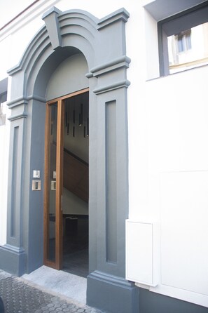 Property entrance - Welldone Antiquarium  (Seville)