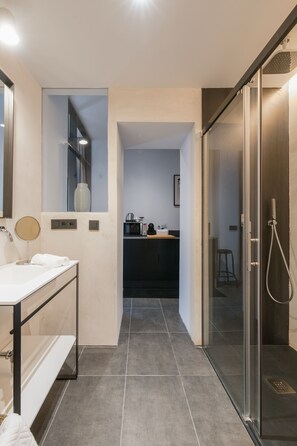 Shower, free toiletries, hair dryer, towels - Welldone Antiquarium  (Seville)