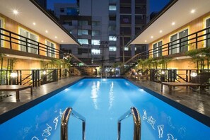 Una piscina al aire libre