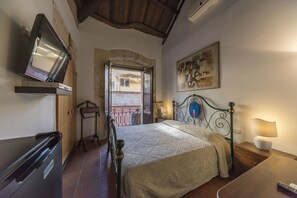 Minibar, in-room safe, desk, soundproofing - Relais del Porto (Cagliari)