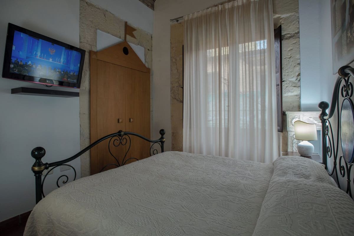 Superior Double Room | Minibar, in-room safe, desk, soundproofing