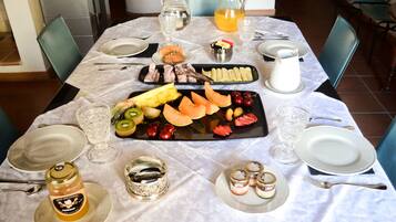 Colazione a buffet, servita tutte le mattine (10 EUR a persona)