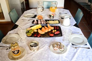 Colazione a buffet a pagamento, servita tutte le mattine 