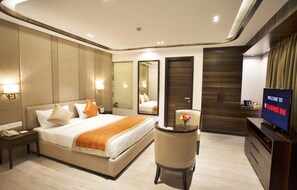 Royal-sviitti, 1 suuri parisänky | Ylelliset vuodevaatteet, minibaari, tallelokero huoneessa, työpöytä