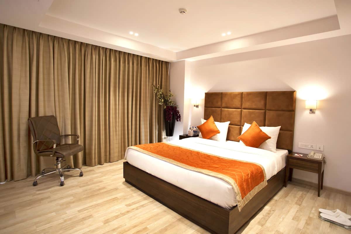 Premium bedding, minibar, in-room safe, desk