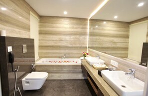 Ducha, artículos de tocador gratuitos, secador de pelo, pantuflas