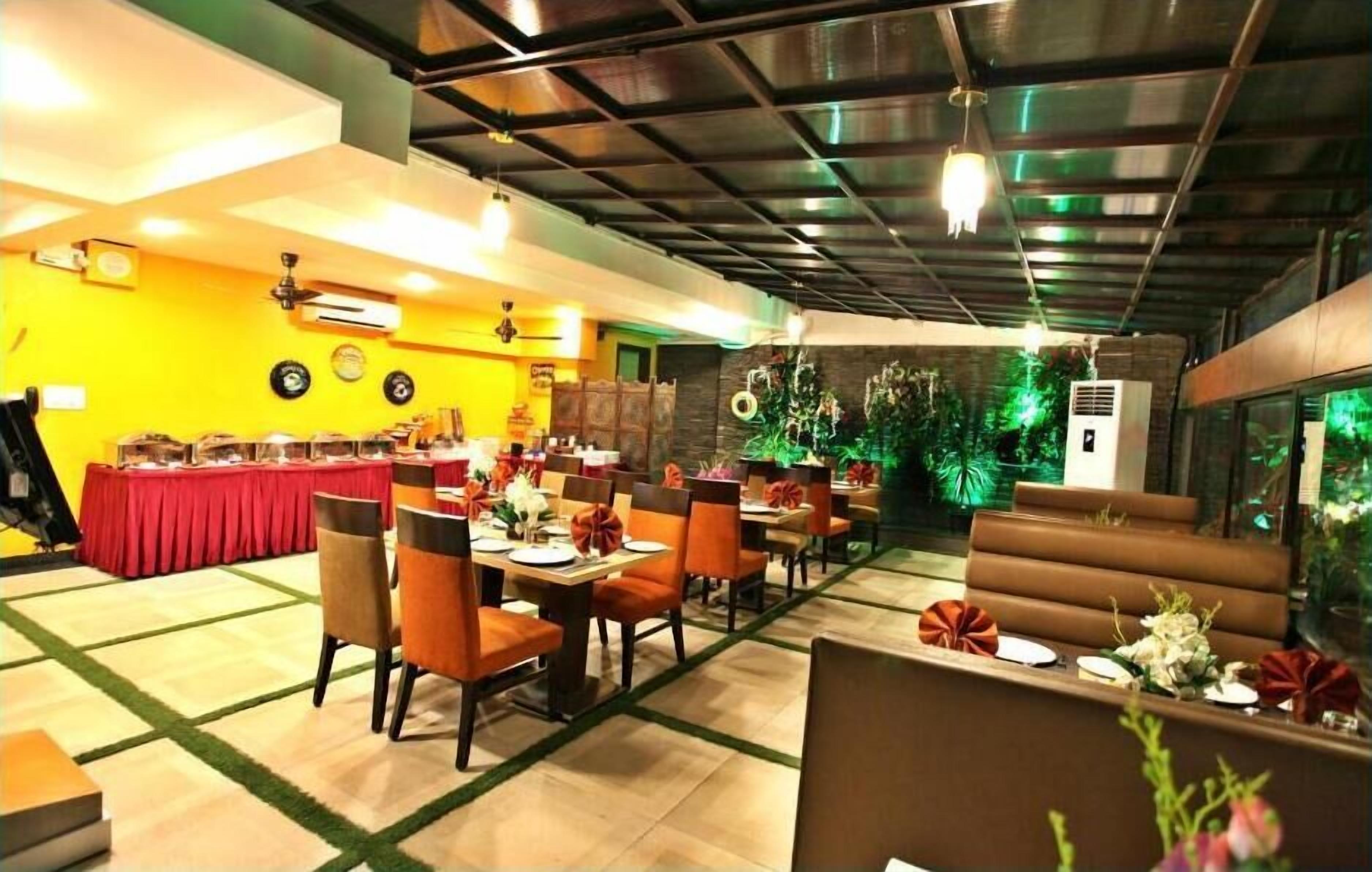 Een restaurant met gedekte tafels, een bar en een zitgedeelte met uitzicht op de bar.