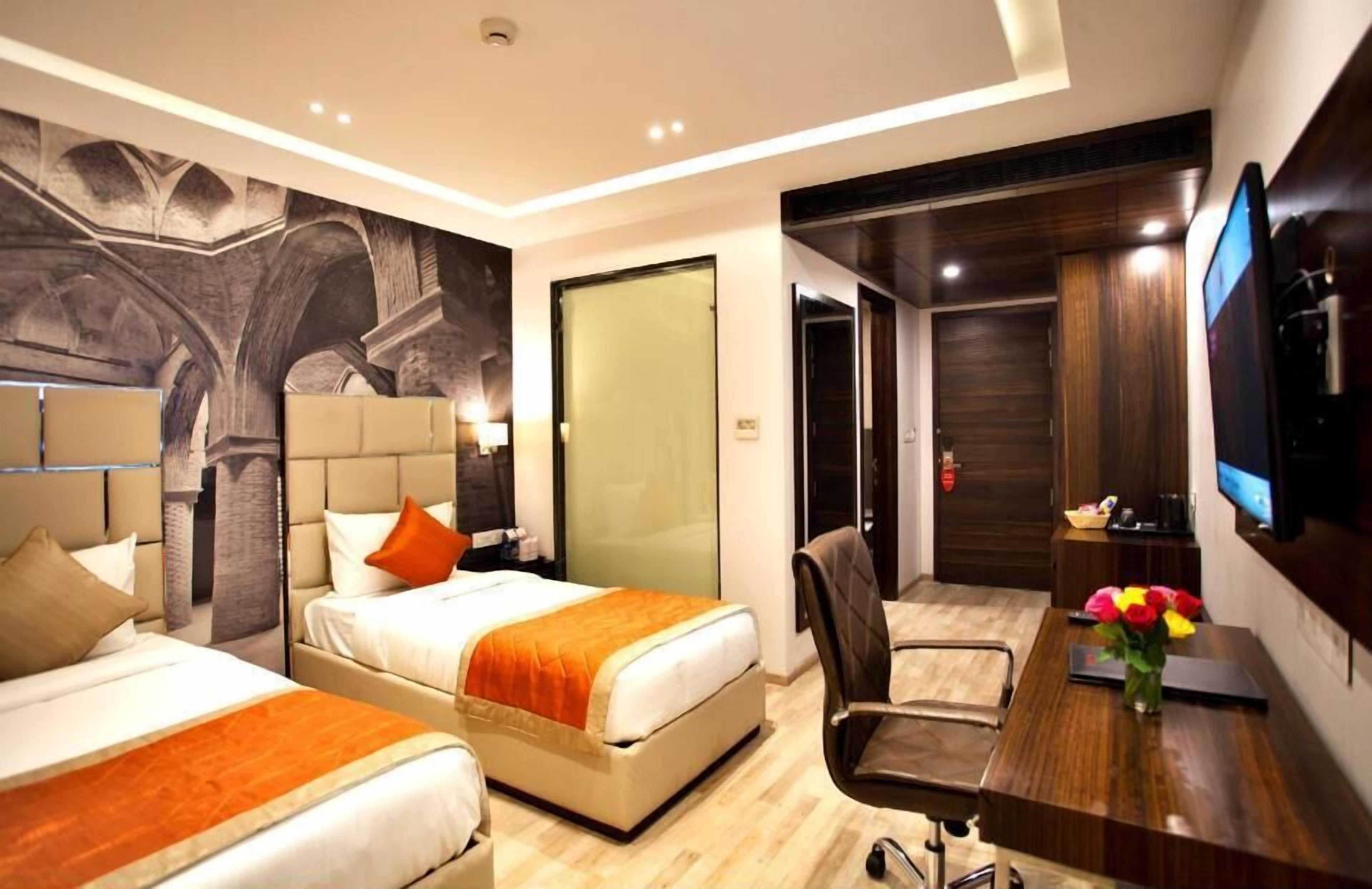 高档床上用品、迷你吧、客房内保险箱、办公桌