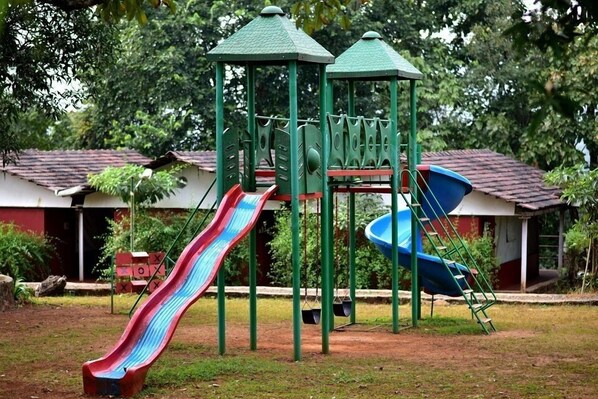 Un parque infantil con dos toboganes y una estructura para escalar.
