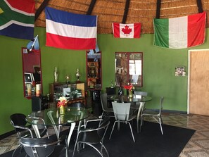 Se sirven desayunos, almuerzos y cenas; cocina local e internacional