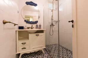 Departamento, 2 habitaciones, Terraza | Baño | Regadera, secadora de cabello, toallas 