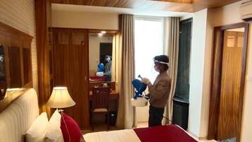 Deluxe Room, 1 King Bed, City View | Premium bedding, minibar, in-room safe, desk