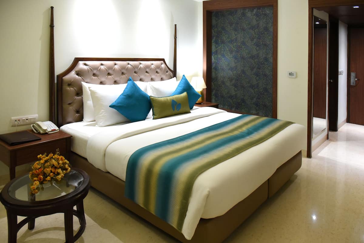 Kamar Deluks, 1 Tempat Tidur King, pemandangan kota | Seprai premium, minibar, brankas, dan meja kerja