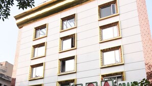 Un hotel con un letrero que dice 'The Exotic Grand Hotel & Banquet'.