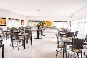 Café da manhã com buffet grátis todos os dias