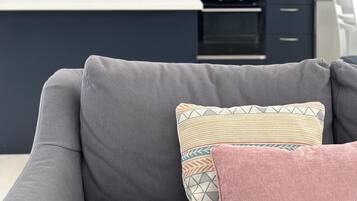 Deluxe Cottage | Private kitchen | Full-size fridge, microwave, oven, stovetop