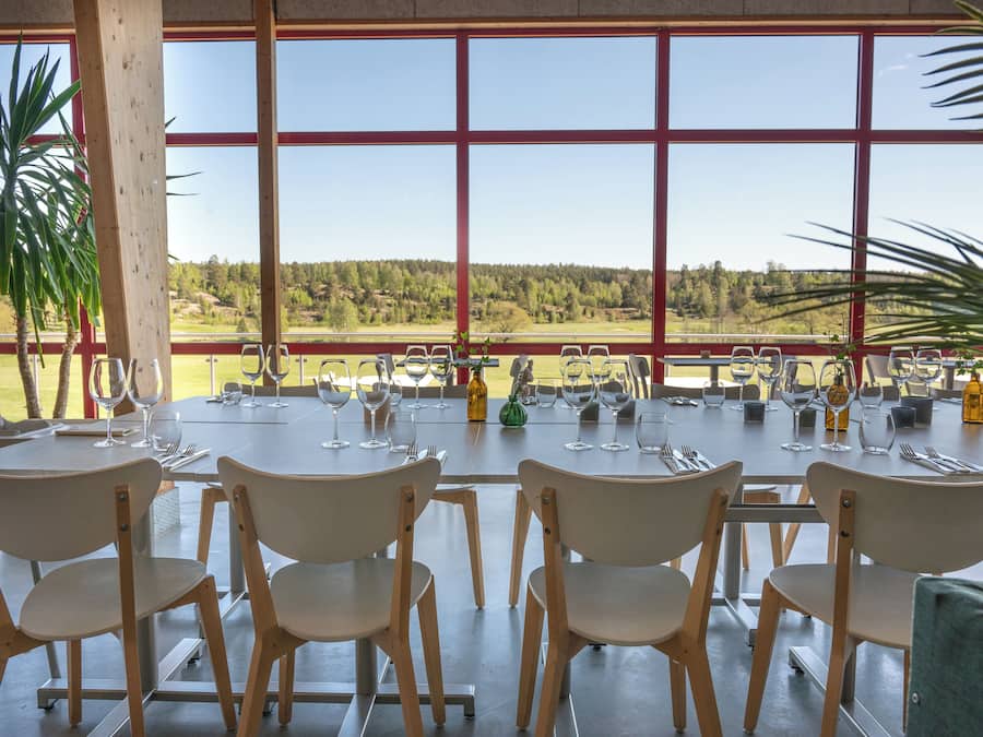 Serviço de almoço, culinária escandinava, vistas para o campo de golfe