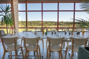 Serveert lunch, Scandinavische gerechten, uitzicht op de golfbaan 