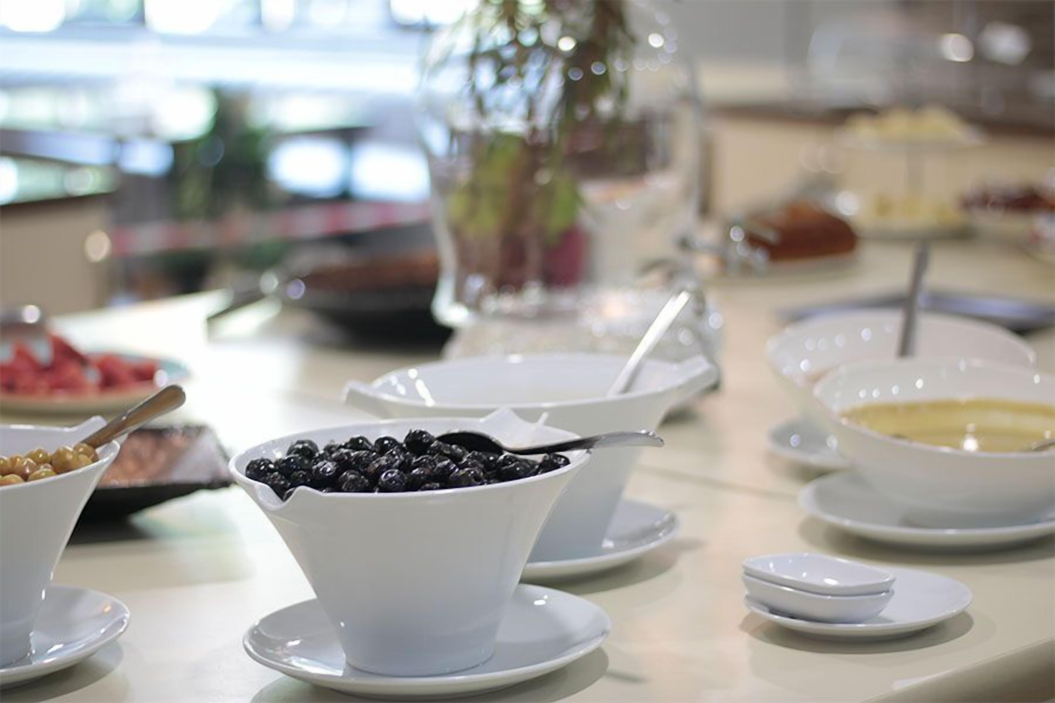 breakfast and dinner served, international cuisine