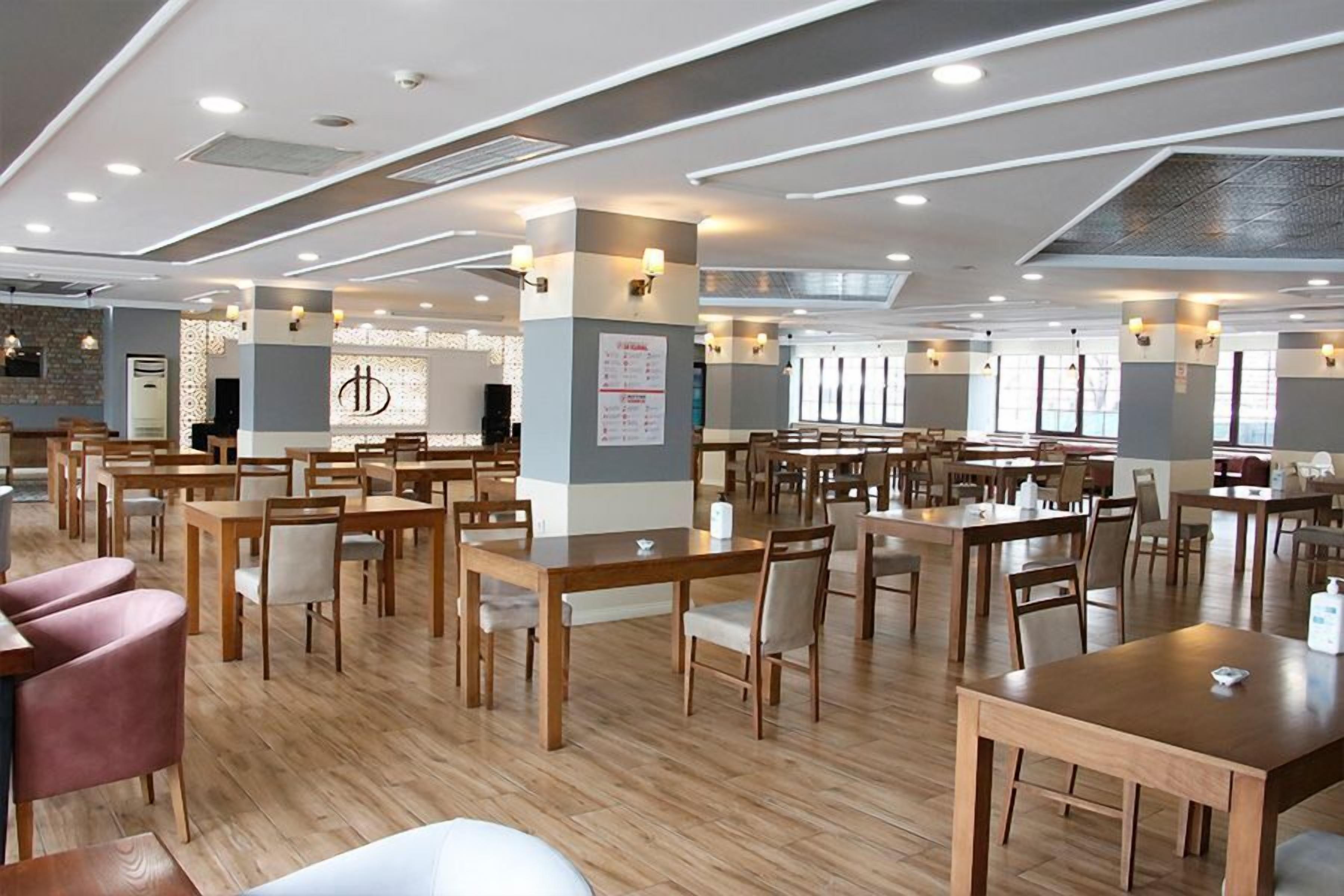 Serveert ontbijt en diner, internationale gerechten