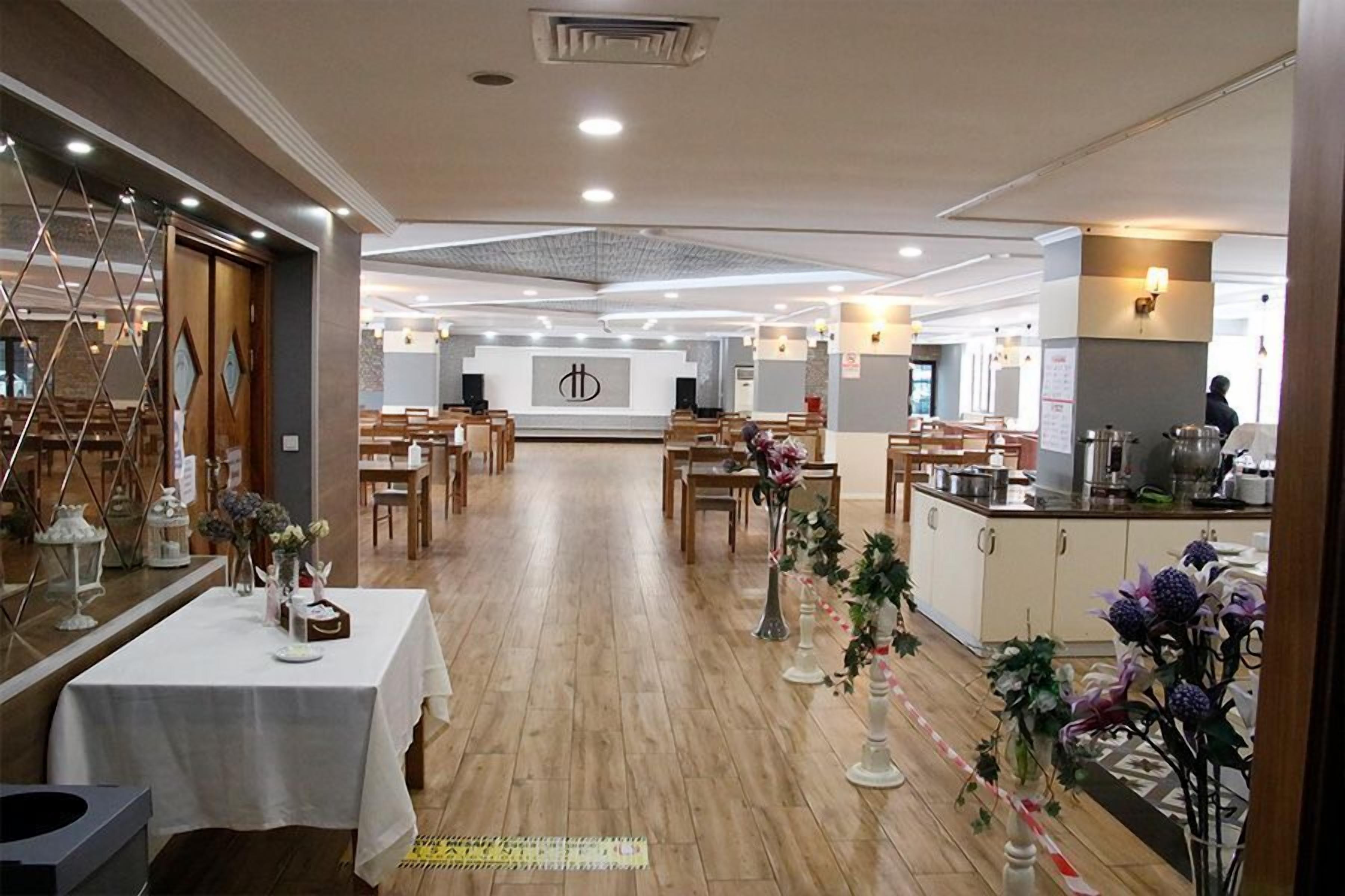 breakfast and dinner served, international cuisine