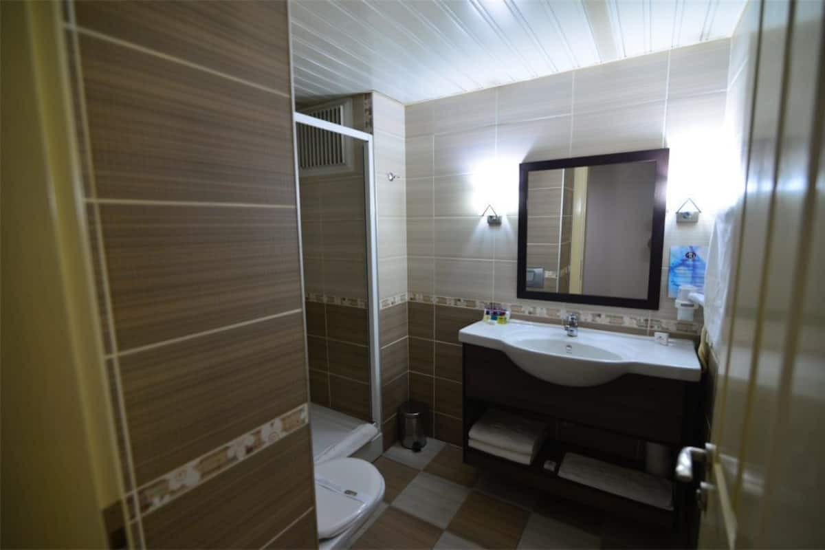 single room | bathroom | shower, free toiletries, hair dryer, slippers