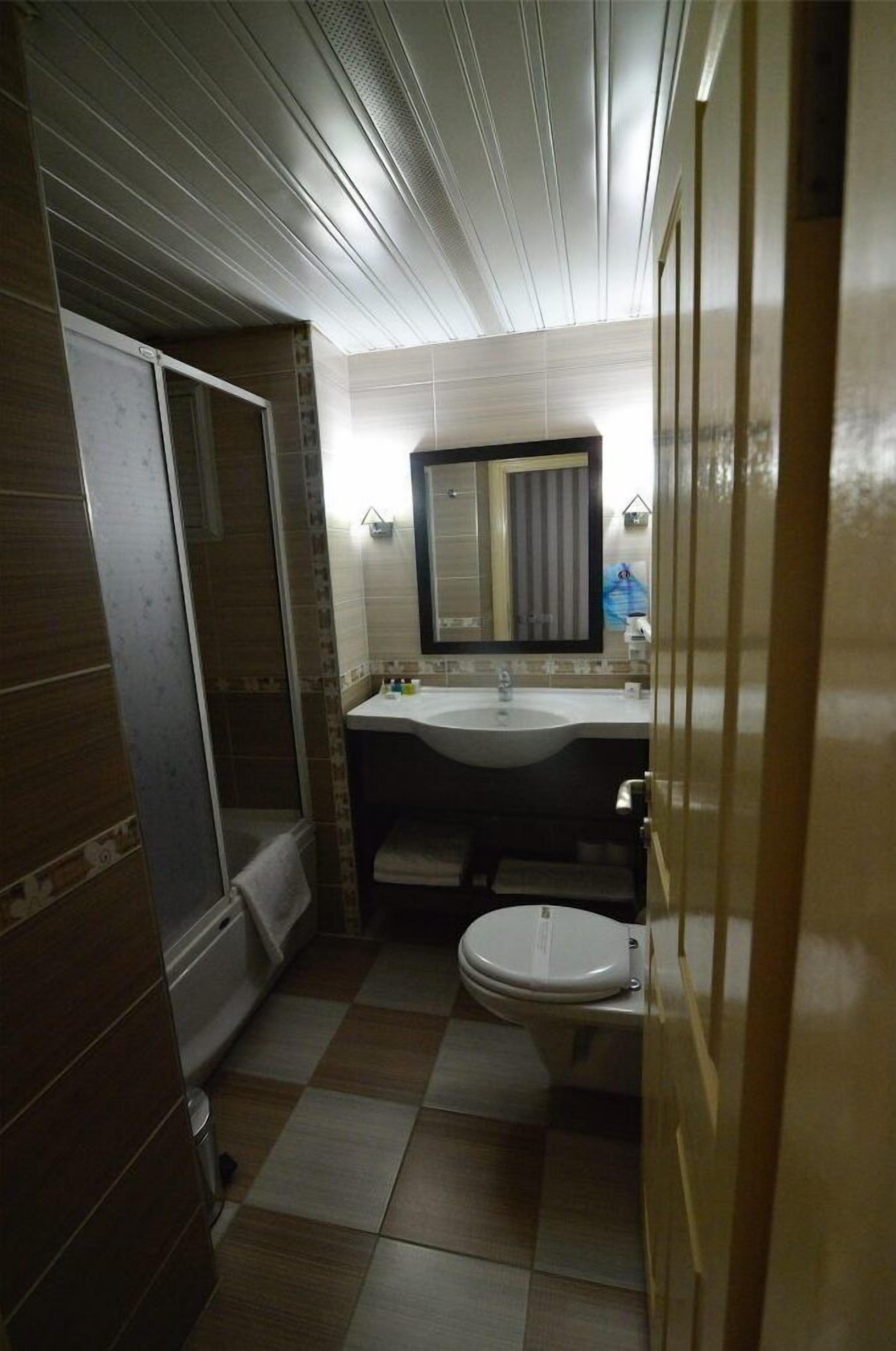 single room | bathroom | shower, free toiletries, hair dryer, slippers