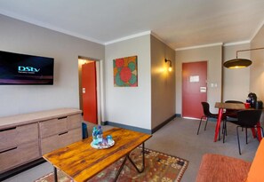 Suíte júnior | Escrivaninha, espaço de trabalho para notebook, cortinas blackout