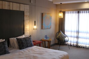 Habitación doble de lujo | Escritorio, espacio para trabajar con laptop y cortinas blackout 