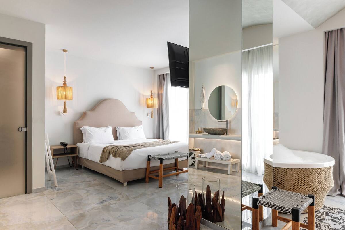 Deluxe Suite, Jetted Tub, Sea View | 1 bedroom, free minibar, in-room safe, desk