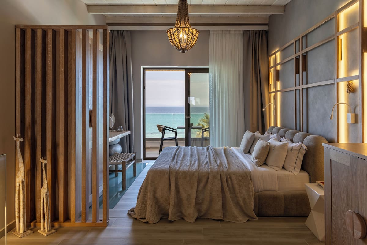 Mayasari Suite Sea View with Indoor Jacuzzi | 객실 내 금고, 책상, 암막 커튼, 방음 설비
