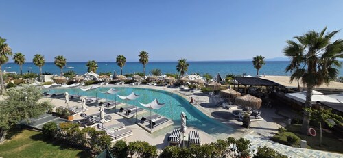 Blue Carpet Luxury Suites