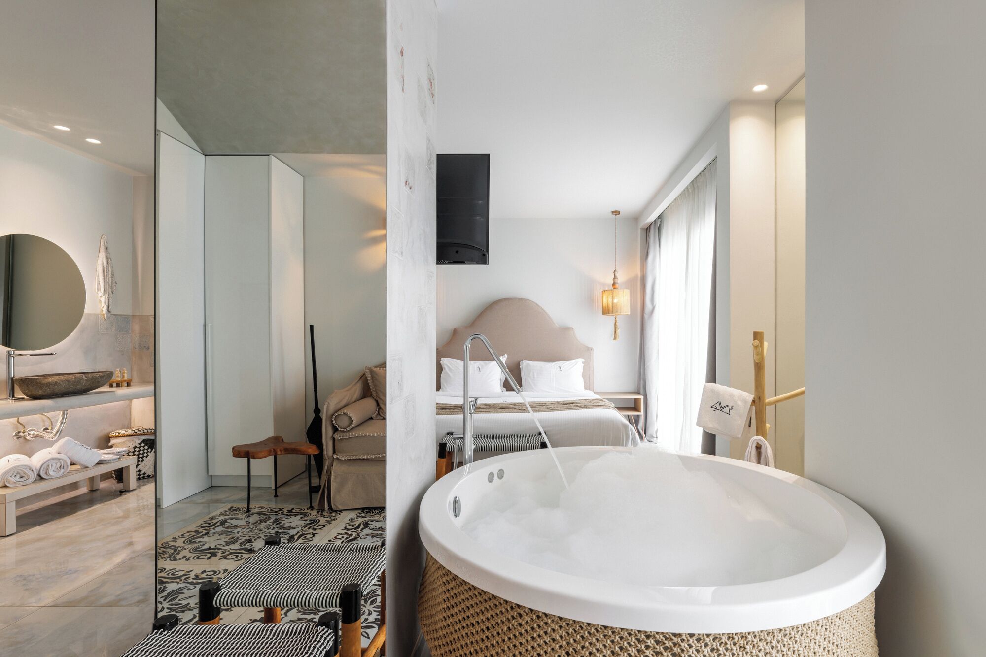 deluxe suite, jetted tub, sea view | 1 bedroom, free minibar, in-room safe, desk