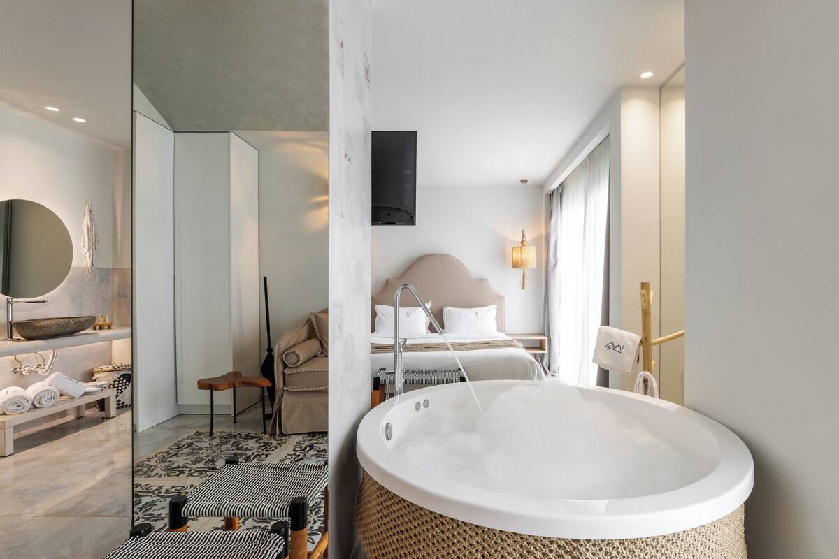 deluxe suite, jetted tub, sea view | 1 bedroom, free minibar, in-room safe, desk