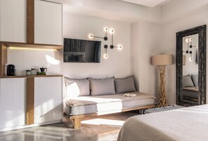 Suite (for 3) | Peti besi dalam bilik, meja, langsir/tirai gelap terus, kalis bunyi 