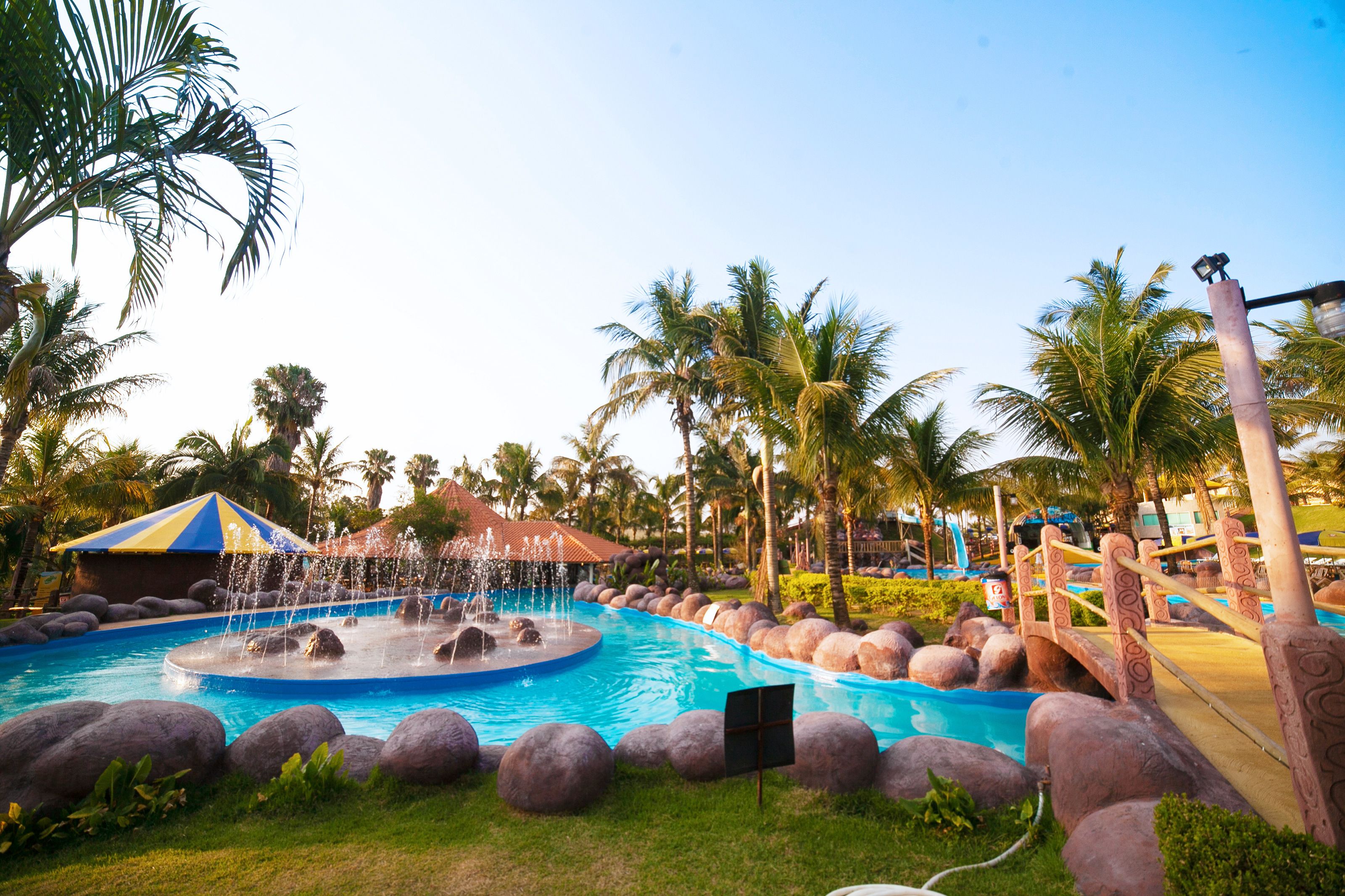 2 piscinas internas, 2 piscinas externas