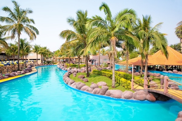 2 indoor pools, 2 outdoor pools
