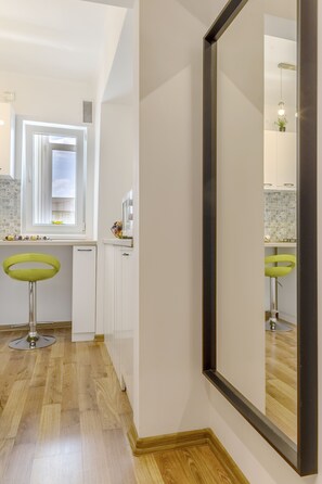 Suite estudio de lujo, 1 cama doble con sofá cama, vistas a la ciudad | Cocina privada | Frigorífico, microondas, placa de cocina y cafetera o tetera