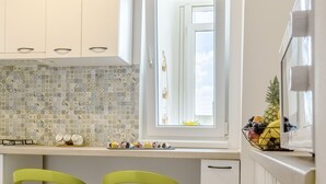 Luksus-studiosuite, 1 dobbeltseng med sovesofa, byutsikt | Eget kjøkken