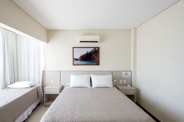 Quarto triplo | Frigobar, escrivaninha, cortinas blackout, roupa de cama