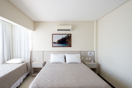 Minibar, escritorio, cortinas blackout y ropa de cama