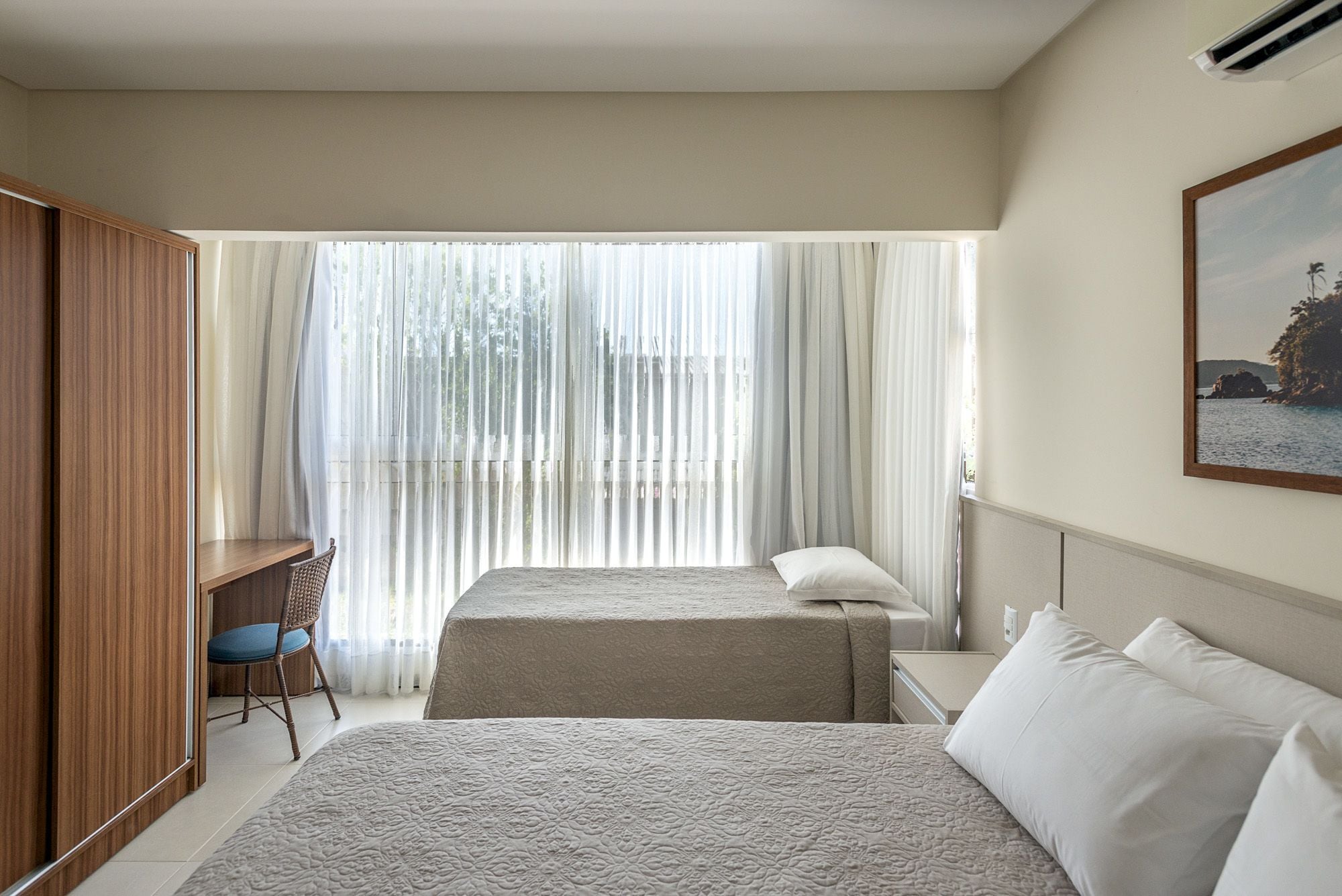 Triple Room | Minibar, desk, blackout curtains, bed sheets