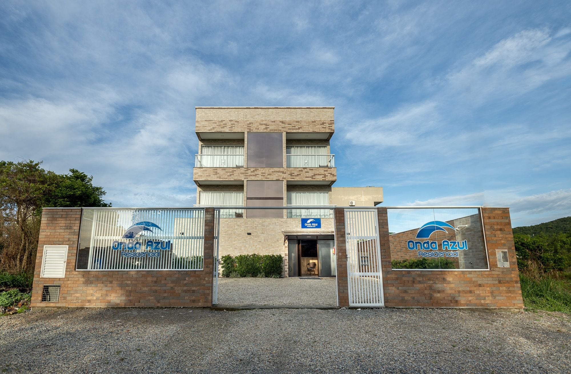 A modern building with a sign reading "onda azul residencia".