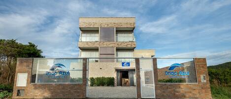 Un edificio moderno con un letrero que dice "onda azul residencia".