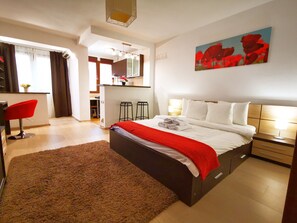 Estúdio conforto, 1 cama Queen, vista para a cidade | Escrivaninha, ferros/tábuas de passar roupa, Wi-Fi de cortesia