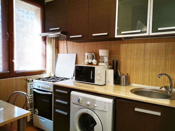 Estúdio conforto, 1 cama Queen, vista para a cidade | Cozinha americana privada | Geladeira, micro-ondas, fogão, cafeteira/chaleira