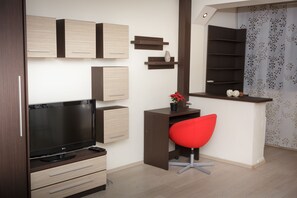Estúdio conforto, 1 cama Queen, vista para a cidade | Área de estar | TV de tela plana
