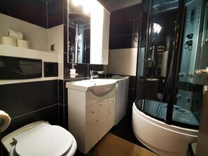 Shower, free toiletries, hair dryer, slippers - Studio G by MRG Apartments (Bucharest)