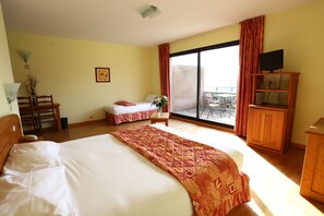 スーペリア トリプルル  ーム | ミニバー、セーフティボックス (室内)、WiFi (無料)、ベッドシーツ